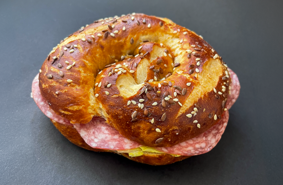 Laugenbrezel L mit Schinken oder Salami